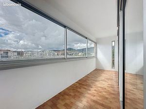 T2 climatisé – Loggia + Parking – Tout à pied | À l’année – Le Lavandou