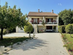 Maison traditionnelle avec terrain et piscine