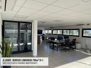 Local bureaux 196 m²