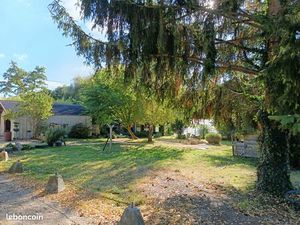Maison individuelle avec jardin arboré et dépendances