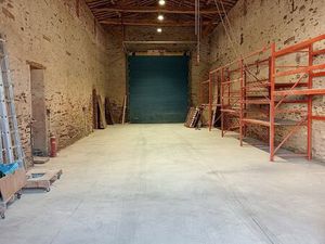 Belle grange et écurie à la campagne