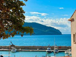 Maison de ville entièrement rénovée vue mer sur le port des Lecques