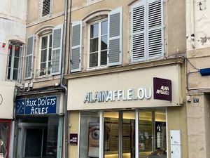 Immeuble de rapport avec 2 locaux commerciaux