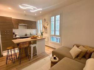 Appartement T3 / 42m2 traversant et lumineux / Rue calme du Vieil Antibes