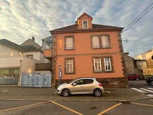 À vendre grande maison  de 180 m2  avec potentiel commercial (emplacement idéal)