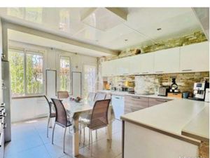 Maison de 190m2 avec jardin et piscine + dépendance de 55m2 sur Montolivet 13012