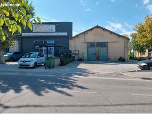Local commercial aux pieds des alpilles