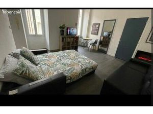 Immeuble de rapport 3 studios rue piétonne de Saintes