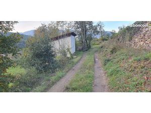 Bâtiment agricole avec grand terrain autour