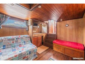 Studio meublé à louer sur une Péniche à Sèvres 700 hors charges 820 Cc