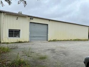 Terrain avec bâtiments