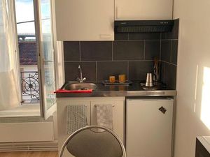 Belle studette calme