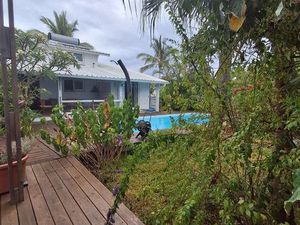 Ensemble immobilier : F4 + F2 sur parcelle d’environ 500 m² avec piscine à Etang-Salé les 