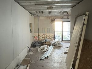 Maison avec cour à finir de rénover