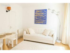 Rue Bonaparte - Saint-Germain des Prés - Studio rénové - Belles prestations - Calme et lum