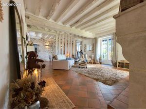 Maison- dépendances et double garage