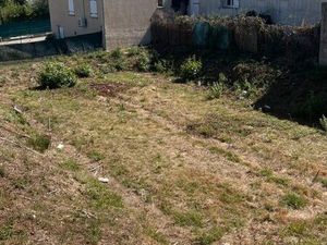 Terrain constructible  bien placé dans un espace calme  résidentiel et sécurisé