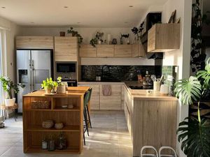 A vendre  grande maison lumineuse à Chateau Salins