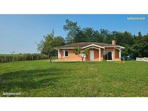 Maison construction traditionnelle sans vis à vis belle vue sur montagne dans bourg tous c