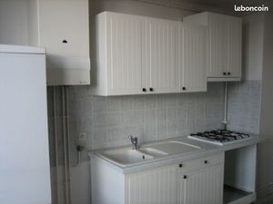 F2 lumineux près commerces et transports