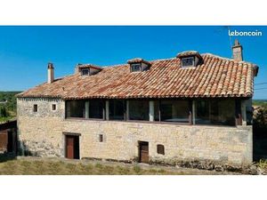 Maison en pierres ténovée de 167m² et 4500 m² de terrain avec vue