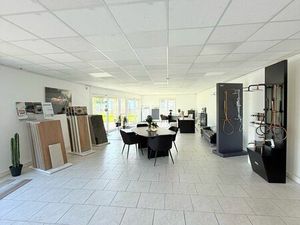 Bâtiment avec bureaux en zone industrielle