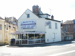 Petit immeuble commerce et appartement