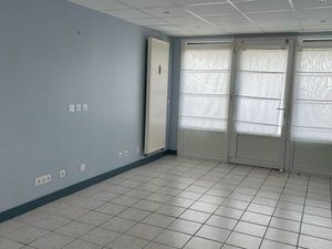 Local commercial situé dans une petite rue calme