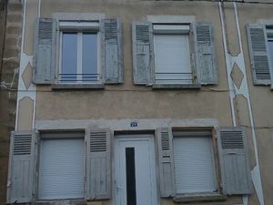 Découvrez le charme unique de cette maison de ville en pisé entièrement rénovée