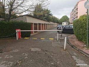 Garage avec compteur électrique près gare