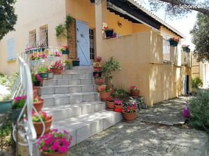 BEZOUCE dans la colline  Maison individuelle de plain-pied se dressant sur un terrain de 9