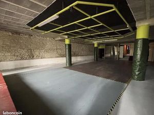 Local commercial 689 m²