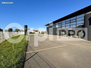 Local commercial 744 m²
