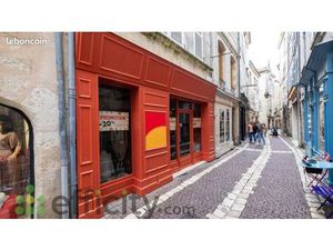 À vendre boutique de prêt-à-porter pour cause de retraite emplacement numéro 1 dans rue to