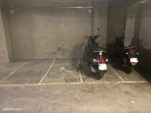 Parking moto scooter deux roues vélo électrique Paris 20