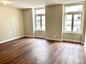 Studio 35m2  neuf et lumineux  dispo de suite  dans immeuble historique  proche Place de l