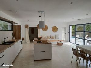 Maison contemporaine avec dépendances dans cadre exceptionnel