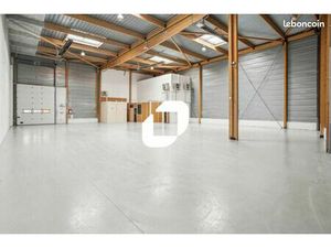 Local d'activité 902 m²