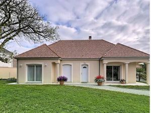 Maison traditionnelle avec piscine chauffée