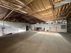 Location local de 120 m2 avec parking privé  600 00 H.T