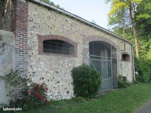 Grange à rénover inclus galeries caves troglodytes sur 2000 m2 terrain au calme...