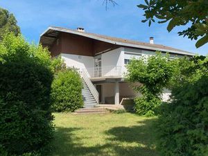 Grande maison  jardin  piscine  skateparc