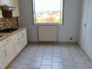 APPARTEMENT T3  loggia plein sud  énorme garage à vendre