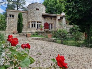 Maison atypique à deux pas des commerces