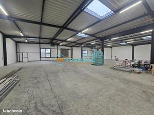 Local bureaux 892 m²