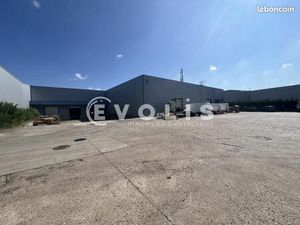 Local industriel 3 300 m²