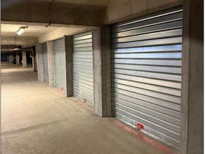 Opportunité rare pour investisseurs / marchands de biens – 50 box à vendre dans parking sé