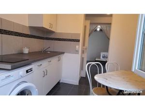 Particulier loue à Avon rue Bernard Palissy un F1 meublé entièrement rénové au RdC