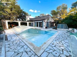 Superbe propriété provençale en demi-niveaux 8P 243m2 avec piscine dans magnifique écrin d