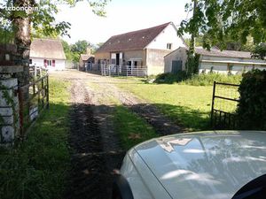 Maison+834m2 de dépendances+2 5ha+boxes chevaux+carrière